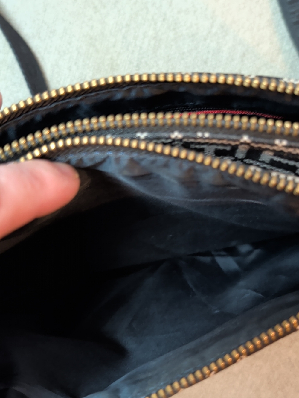 Tommy Hilfiger Monogram Shoulder Bag Crossbody Like New - Picture 7 of 9